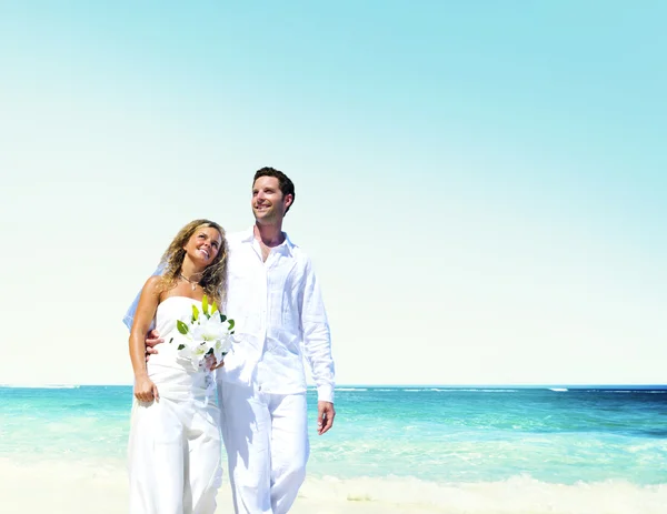 Casal romântico caminhando no conceito de praia de verão — Fotografia de Stock