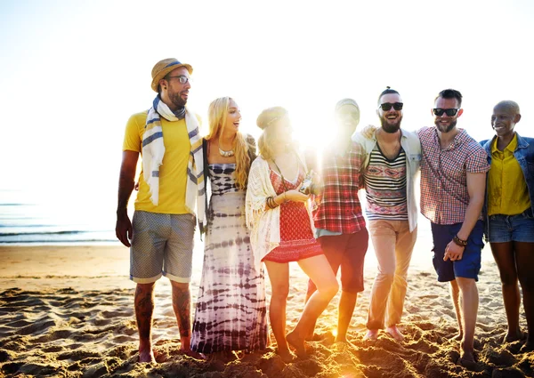 Přátelství, lepení, relaxační letní Beach koncept — Stock fotografie