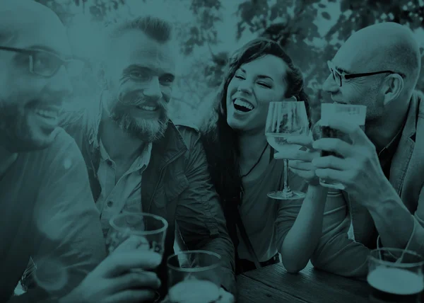 Amigos pasando el rato en la fiesta al aire libre —  Fotos de Stock