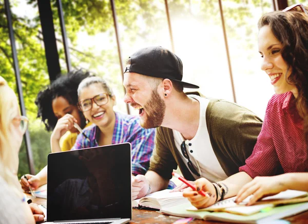 Högskolestudenter brainstorming i klassrummet — Stockfoto