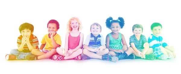 Diversiteit kinderen zitten samen — Stockfoto