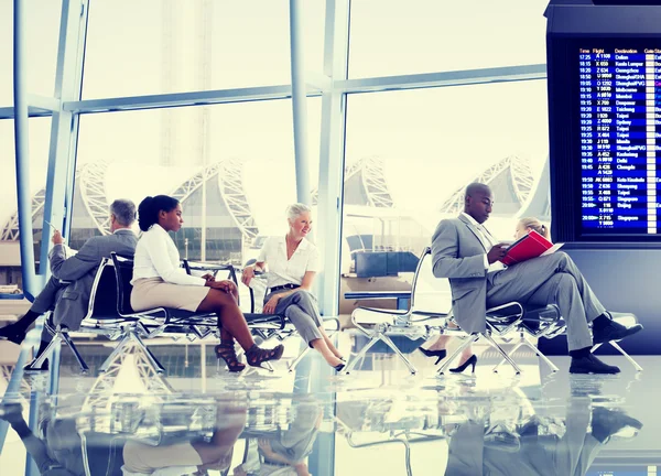 Business People traveling in Airport — Stock Photo, Image