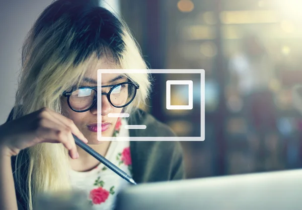 Mujer trabajando en la computadora — Foto de Stock