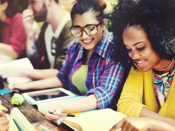 Uiteenlopende studenten studeren in klas — Stockfoto