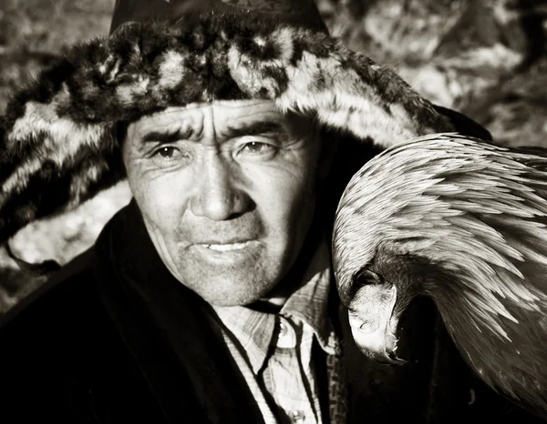 Hombre mongol con águila — Foto de Stock