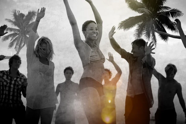 Menschen feiern bei Beachparty-Konzept — Stockfoto