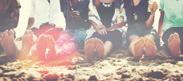 Друзья проводят время вместе на пляже — стоковое фото