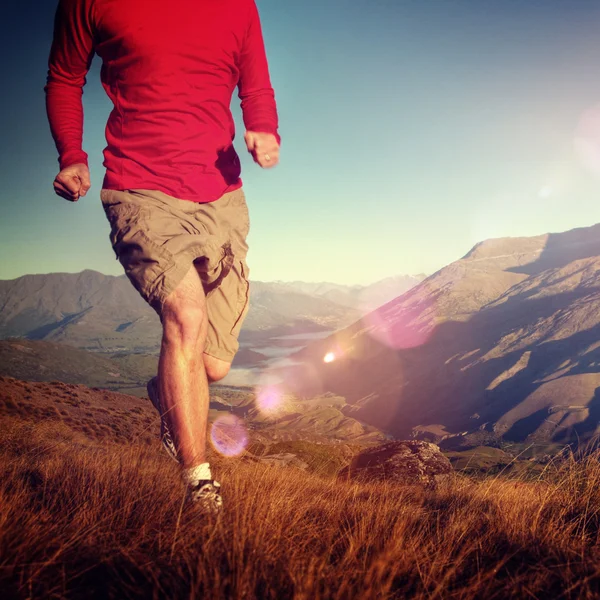 山の概念で、ジョギング男 — ストック写真