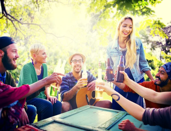 Amigos desfrutando de tempo juntos ao ar livre — Fotografia de Stock