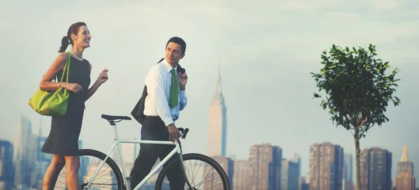 Geschäftspaar mit Fahrrad — Stockfoto