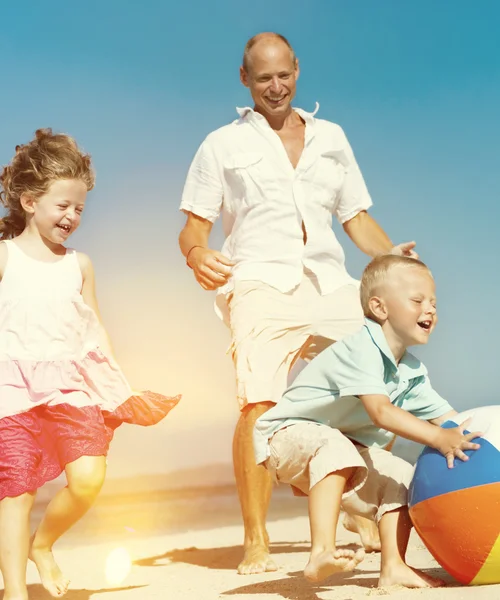 Familie im Strandurlaub-Konzept — Stockfoto