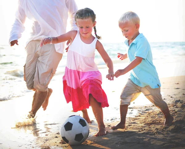 Vater, Tochter und Sohn beim Strandkonzept — Stockfoto