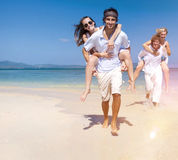 Paare entspannen sich am Strand — Stockfoto