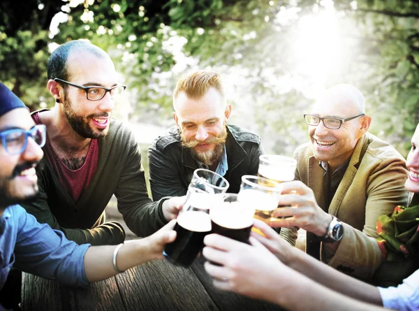 Amigos pasando el rato en la fiesta al aire libre —  Fotos de Stock