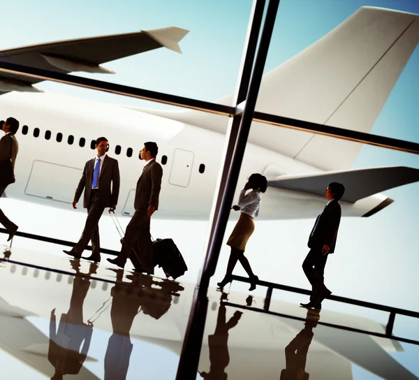 Gente de negocios que viaja en Aeropuerto —  Fotos de Stock