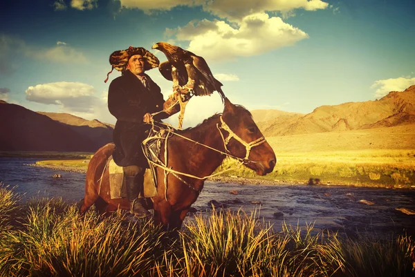 El hombre kazajo caza zorros y lobos — Foto de Stock