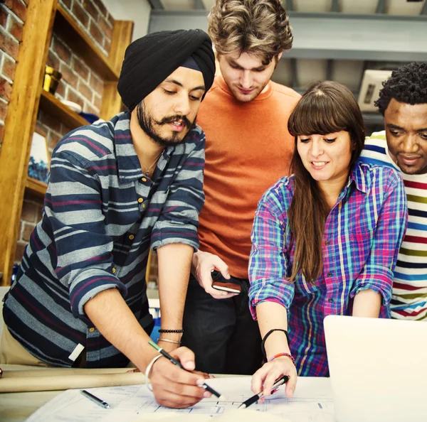 Grupo de personas diversas que trabajan juntas — Foto de Stock