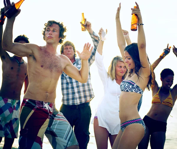 Persone che festeggiano al Beach Party Concept — Foto Stock