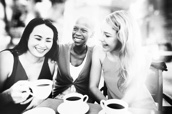 Menina amigos tendo coffee break — Fotografia de Stock