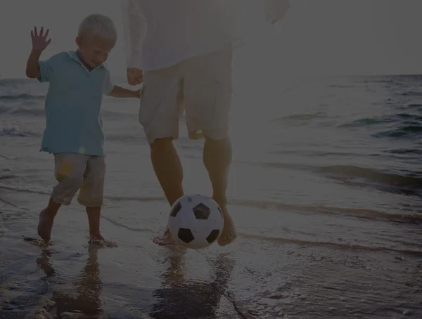 Far och son spela fotboll koncept — Stockfoto