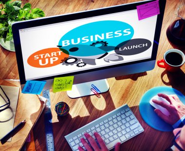 Bilgisayar kullanan adam 