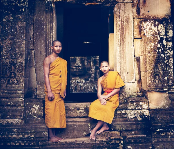 Serene Monks in Angkor Wat — Stock Photo, Image