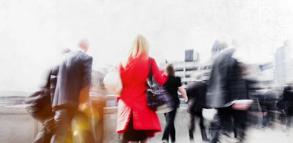 Persone che camminano dall'altra parte della strada — Foto Stock