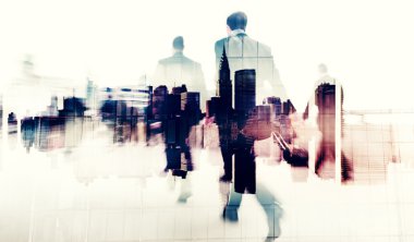 Sokağın karşısındaki insanlar