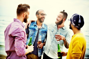 arkadaşlar Kumsal Partisi dışarı asılı