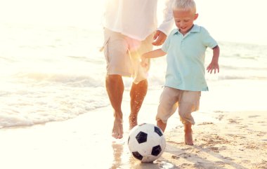Baba ve oğul futbol kavramı oynamak