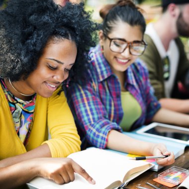 çeşitli üniversite öğrencileri sınıfta eğitim