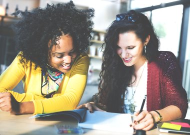 sınıfta okuyan kız öğrencilerin