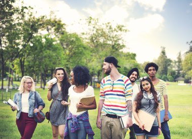 Öğrenciler College Park'ta yürüyordunuz