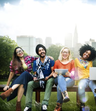 dizüstü ve tablet pc ile tezgah üzerinde arkadaşlar