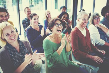 Bir grup insan seminer kavramı sırasında