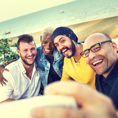 Sahilde selfie alarak arkadaşlar