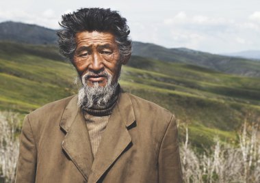 Alandaki Moğol adam