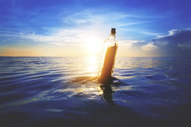 okyanus, içinde mesaj ile şişe