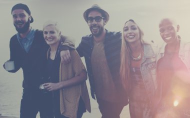 Mutlu arkadaşlar sahilde eğleniyor.