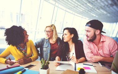 Çeşitli üniversite öğrencileri sınıfta beyin fırtınası