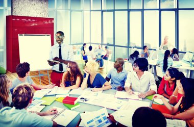  Classrom sunuda öğrenciler