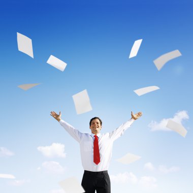 Kollarını açmış iş adamı.