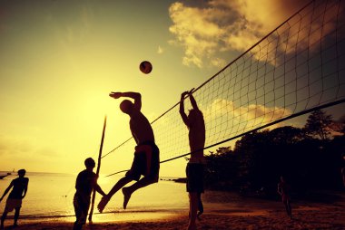 Plaj voleybolu oynayanlar