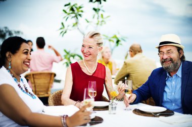 çatı katındaki Restoran partisinde takılmayı arkadaşlar