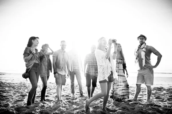 Šťastní přátelé baví na pláži — Stock fotografie