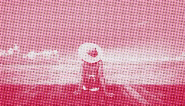 Жінка розслабляючий сонячному пляжі концепції — стокове фото