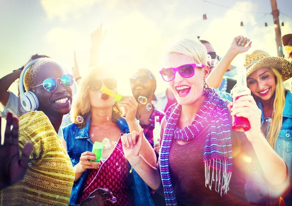 Bailando en la playa Concepto de felicidad de verano —  Fotos de Stock