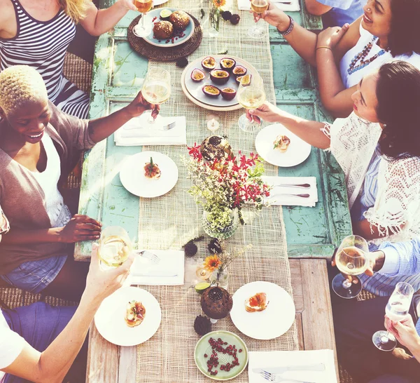 屋外での昼食会を持つ人々 — ストック写真