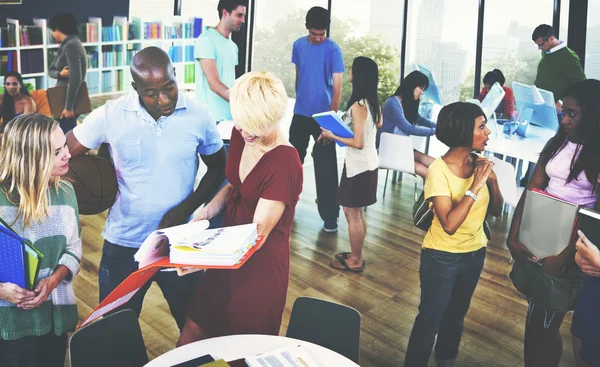 Högskolestudenter som talar i Classrom — Stockfoto