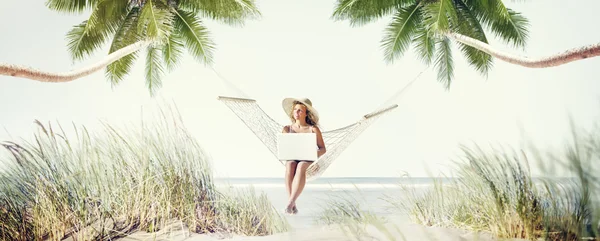 Frau Entspannung Strandkonzept — Stockfoto